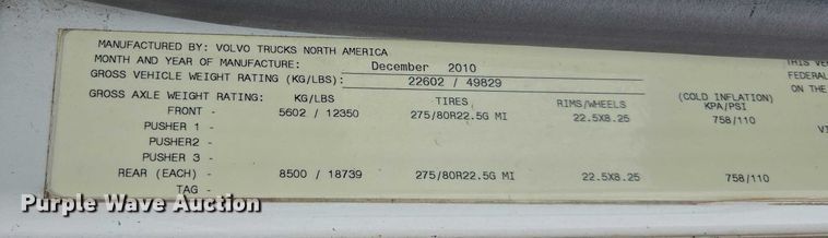 image for item DU2550 2011 Volvo VNL semi truck