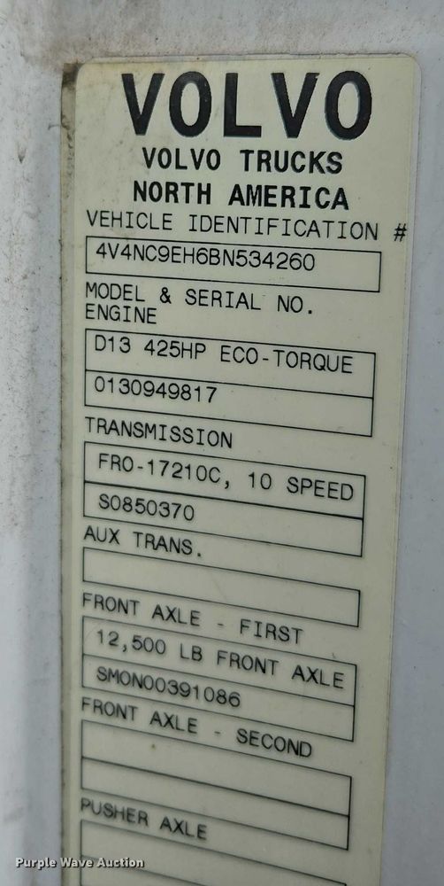 image for item DU2550 2011 Volvo VNL semi truck