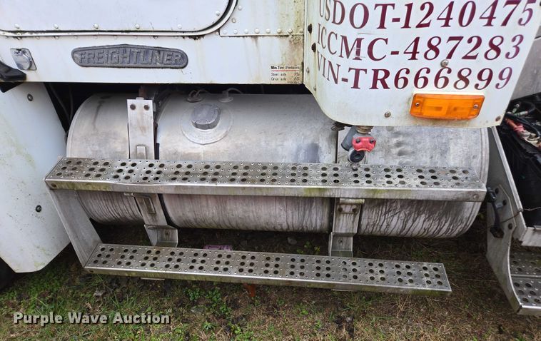 image for item DU2551 1996 Freightliner FLD semi truck