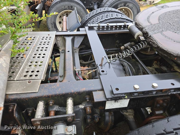 image for item DU2551 1996 Freightliner FLD semi truck