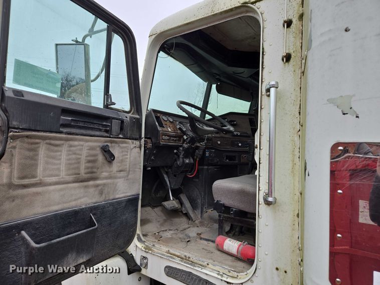 image for item DU2551 1996 Freightliner FLD semi truck