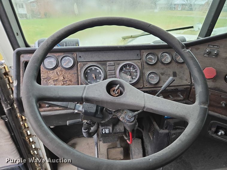 image for item DU2551 1996 Freightliner FLD semi truck