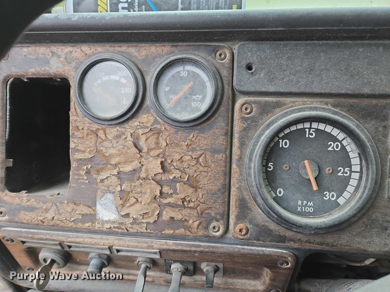 image for item DU2551 1996 Freightliner FLD semi truck