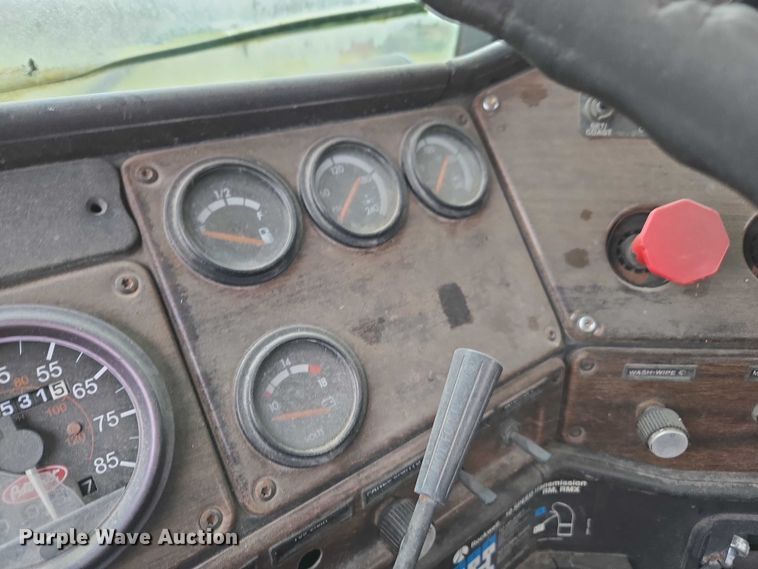 image for item DU2551 1996 Freightliner FLD semi truck