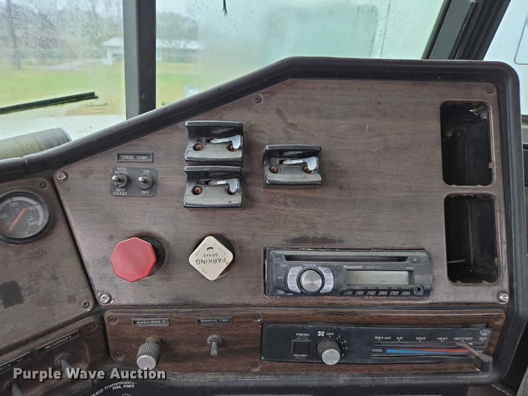 image for item DU2551 1996 Freightliner FLD semi truck