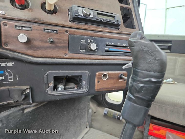 image for item DU2551 1996 Freightliner FLD semi truck