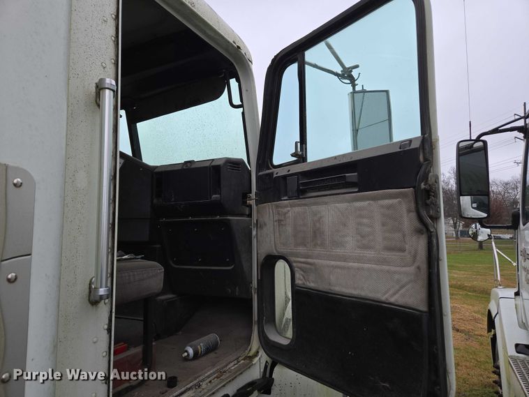 image for item DU2551 1996 Freightliner FLD semi truck