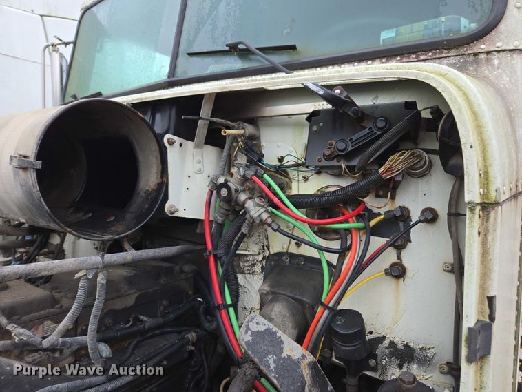 image for item DU2551 1996 Freightliner FLD semi truck