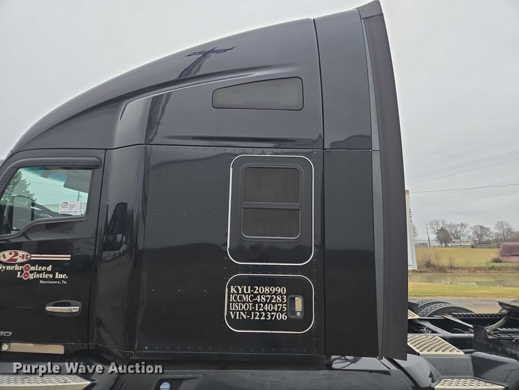 image for item DU2552 2018 Kenworth T680 semi truck