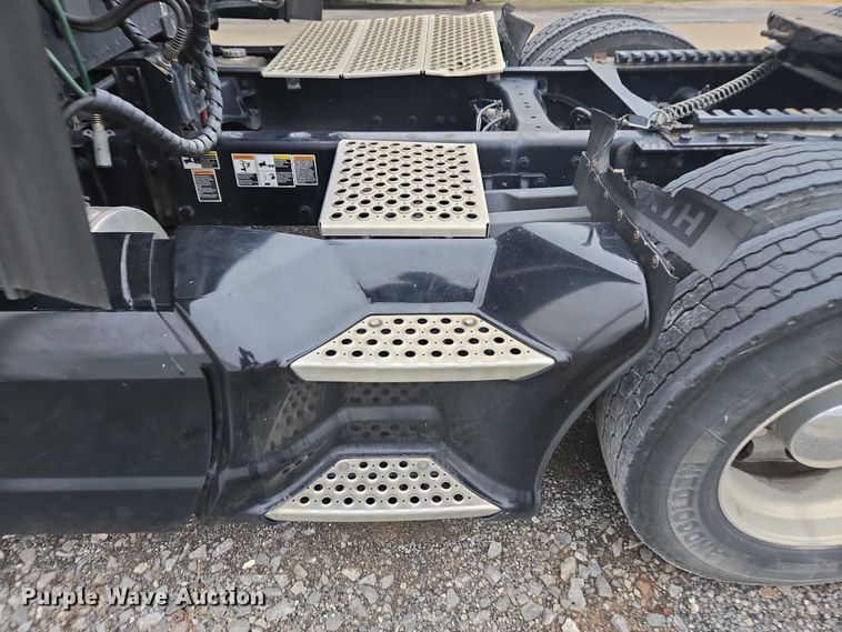 image for item DU2552 2018 Kenworth T680 semi truck