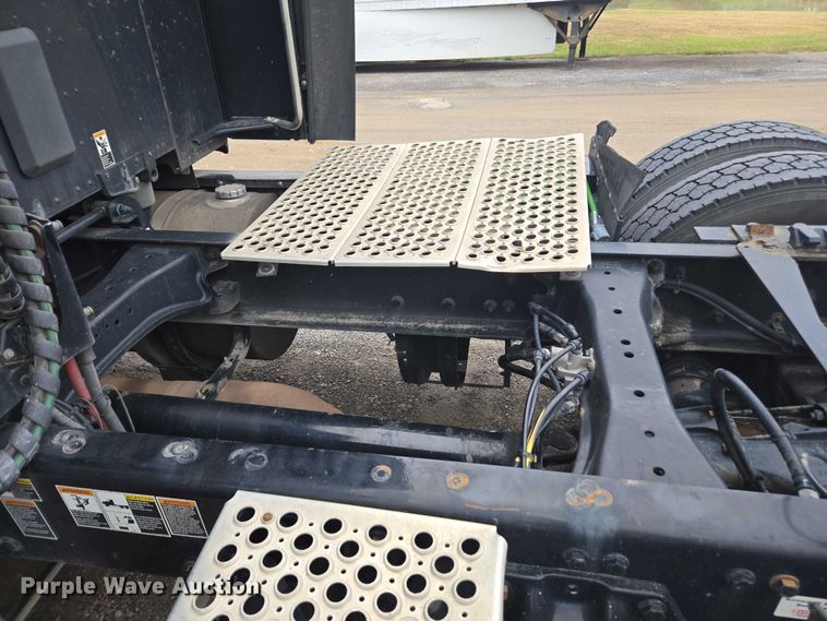 image for item DU2552 2018 Kenworth T680 semi truck