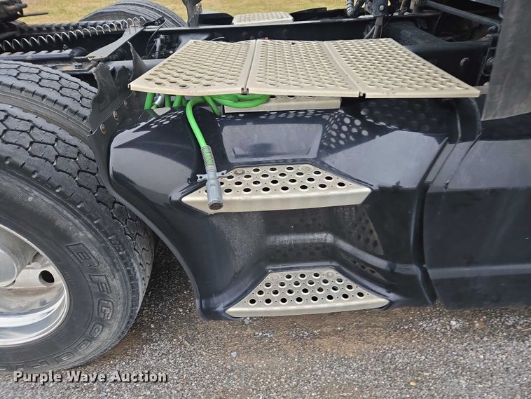 image for item DU2552 2018 Kenworth T680 semi truck