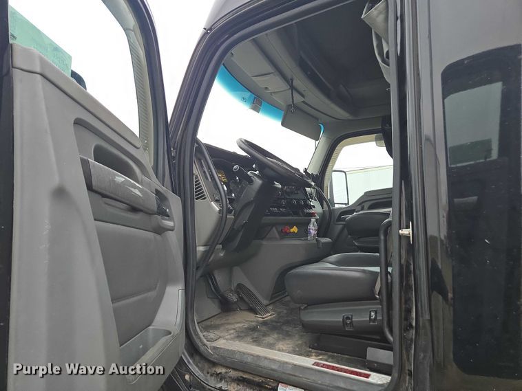 image for item DU2552 2018 Kenworth T680 semi truck
