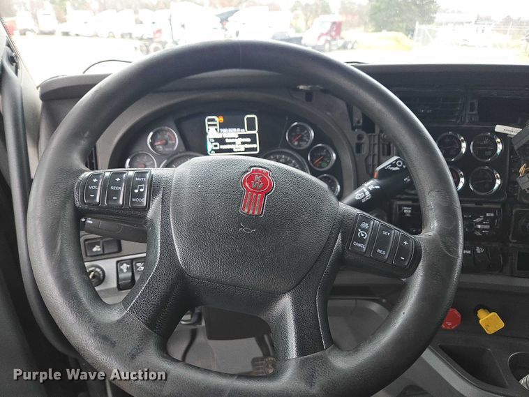 image for item DU2552 2018 Kenworth T680 semi truck