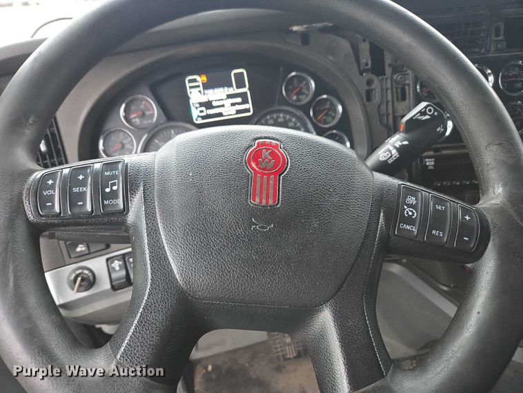 image for item DU2552 2018 Kenworth T680 semi truck