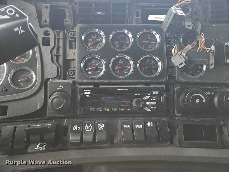 image for item DU2552 2018 Kenworth T680 semi truck