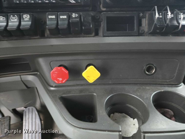 image for item DU2552 2018 Kenworth T680 semi truck