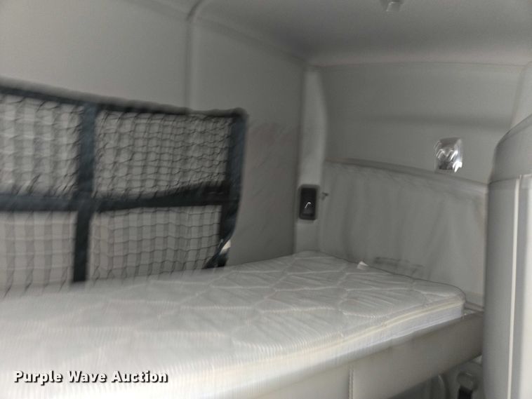 image for item DU2552 2018 Kenworth T680 semi truck