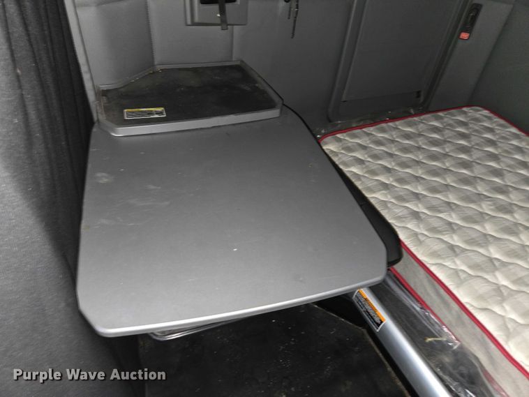 image for item DU2552 2018 Kenworth T680 semi truck