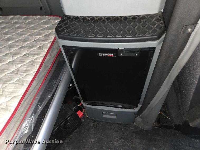 image for item DU2552 2018 Kenworth T680 semi truck