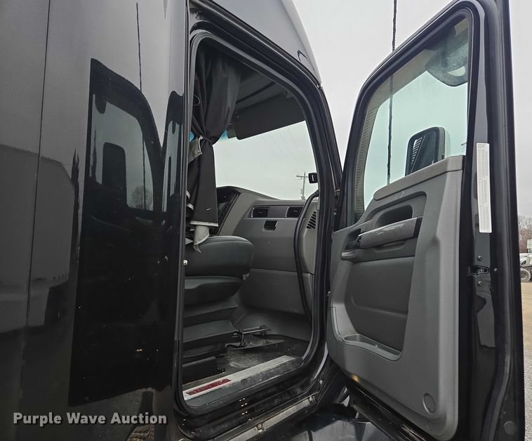 image for item DU2552 2018 Kenworth T680 semi truck