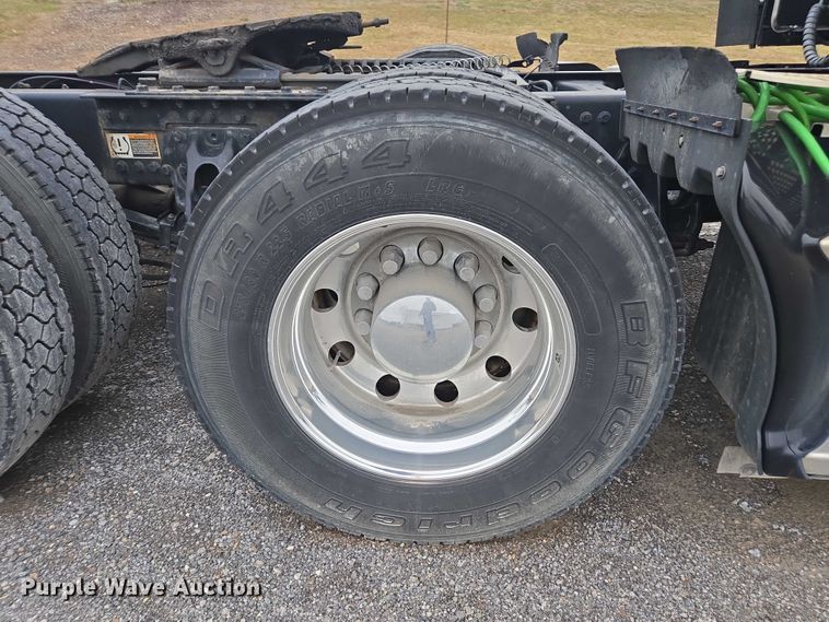 image for item DU2552 2018 Kenworth T680 semi truck