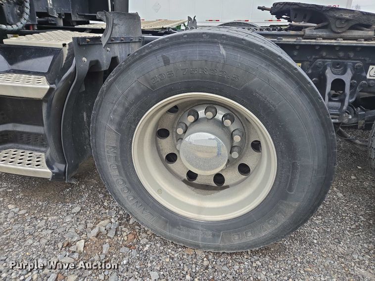 image for item DU2552 2018 Kenworth T680 semi truck