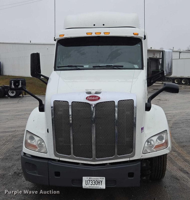image for item DU2553 2015 Peterbilt 579 semi truck