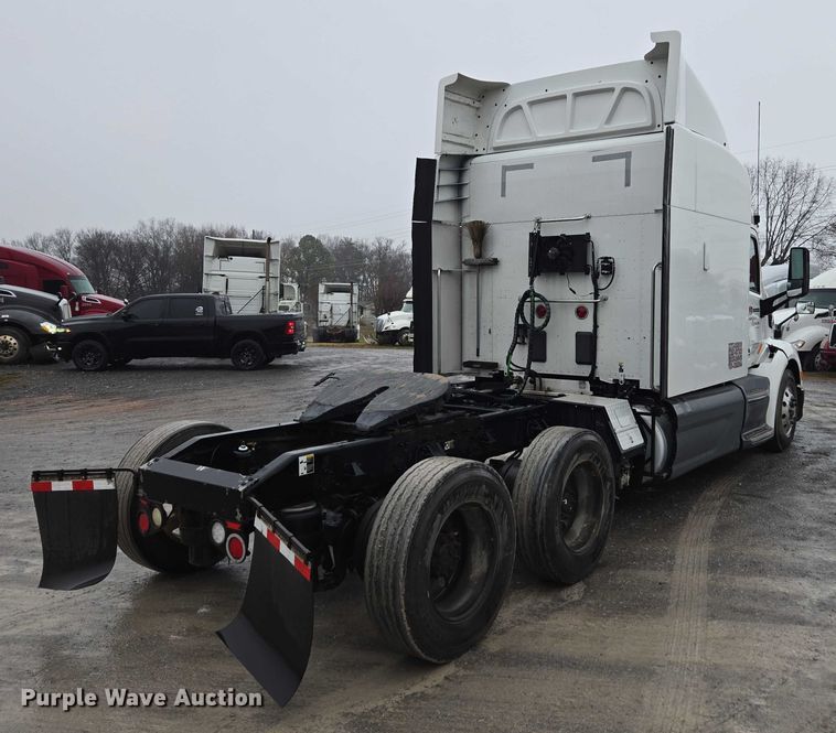 image for item DU2553 2015 Peterbilt 579 semi truck