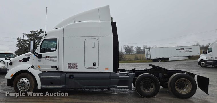 image for item DU2553 2015 Peterbilt 579 semi truck