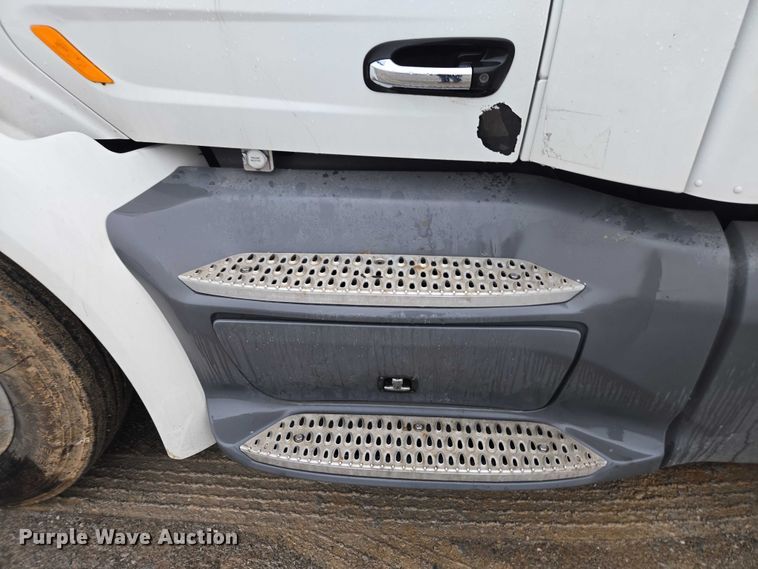 image for item DU2553 2015 Peterbilt 579 semi truck