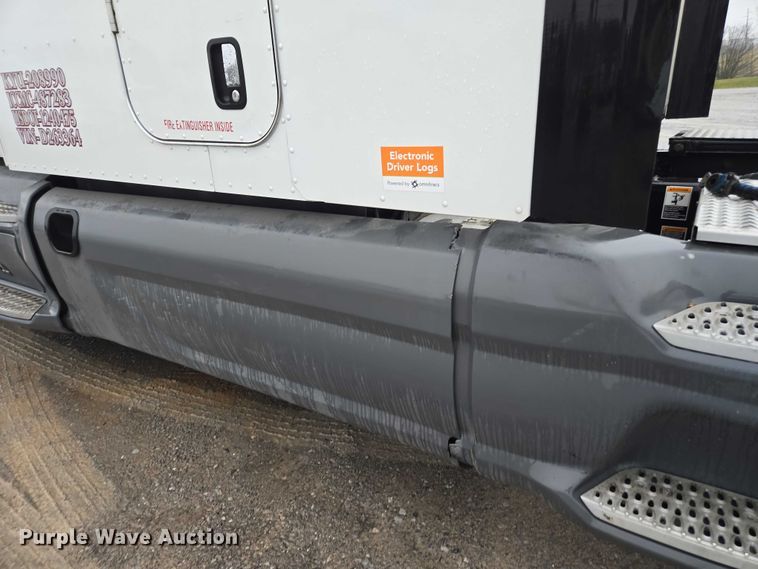 image for item DU2553 2015 Peterbilt 579 semi truck