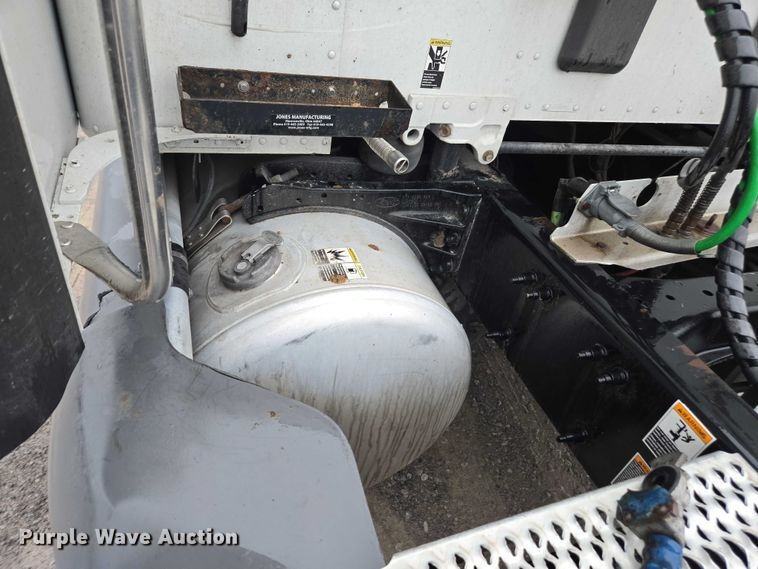 image for item DU2553 2015 Peterbilt 579 semi truck