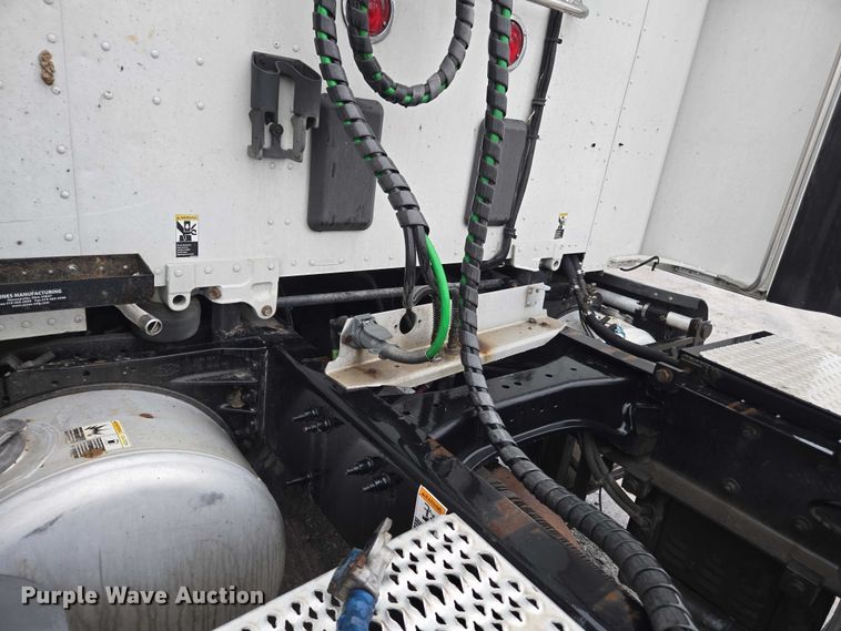 image for item DU2553 2015 Peterbilt 579 semi truck