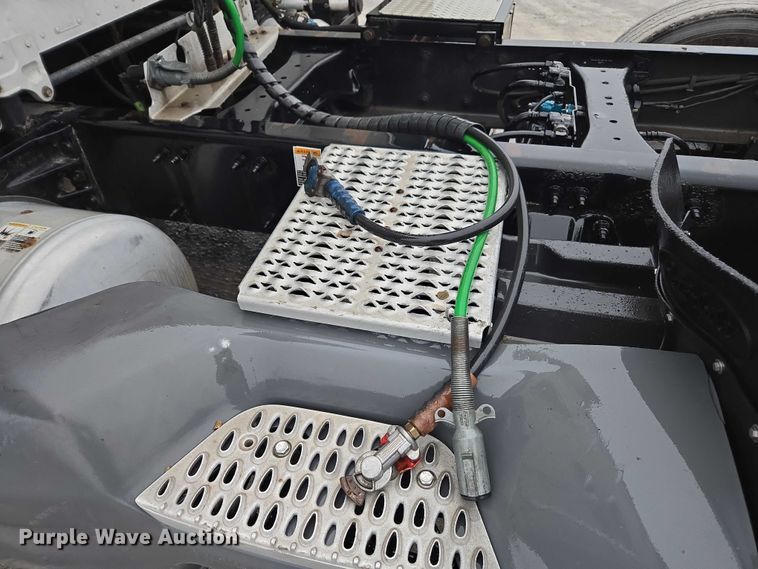 image for item DU2553 2015 Peterbilt 579 semi truck