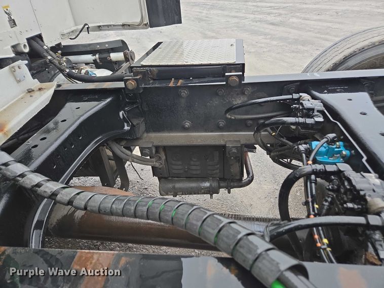 image for item DU2553 2015 Peterbilt 579 semi truck