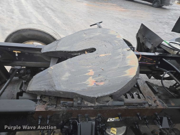 image for item DU2553 2015 Peterbilt 579 semi truck