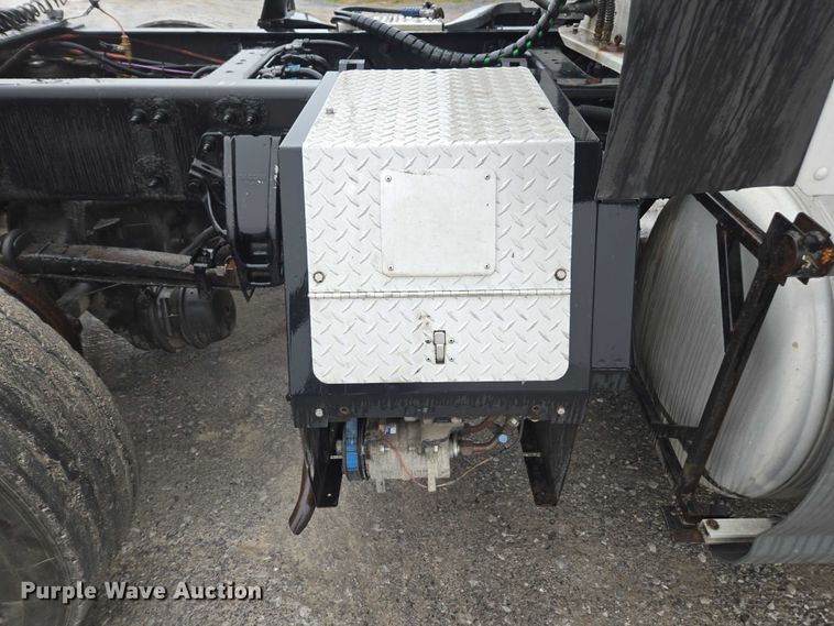 image for item DU2553 2015 Peterbilt 579 semi truck