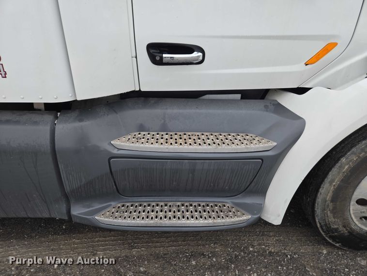 image for item DU2553 2015 Peterbilt 579 semi truck