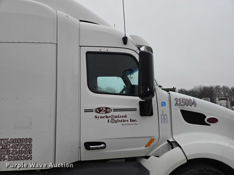 image for item DU2553 2015 Peterbilt 579 semi truck