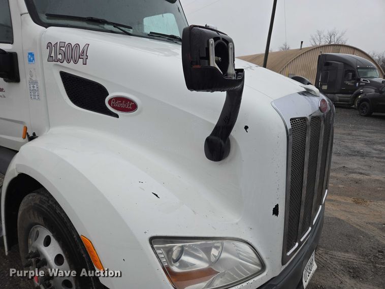 image for item DU2553 2015 Peterbilt 579 semi truck