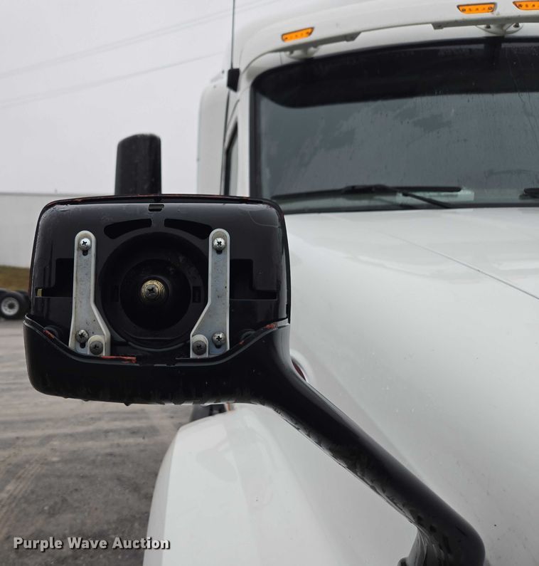 image for item DU2553 2015 Peterbilt 579 semi truck