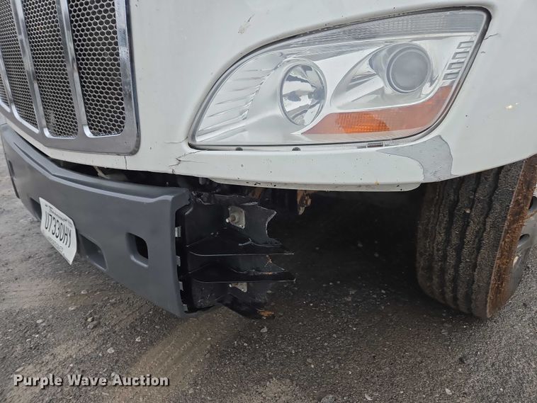 image for item DU2553 2015 Peterbilt 579 semi truck