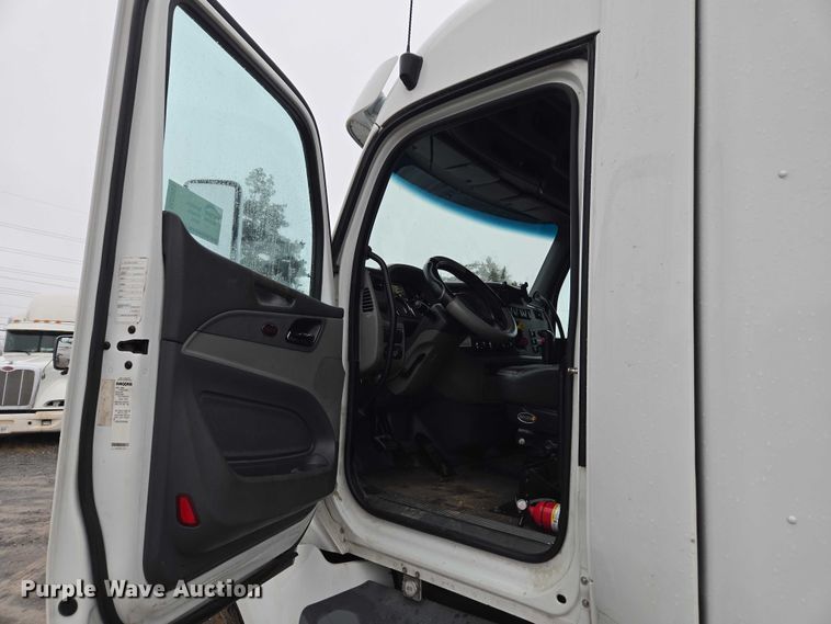 image for item DU2553 2015 Peterbilt 579 semi truck