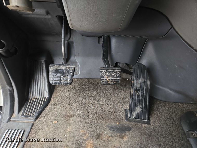 image for item DU2553 2015 Peterbilt 579 semi truck