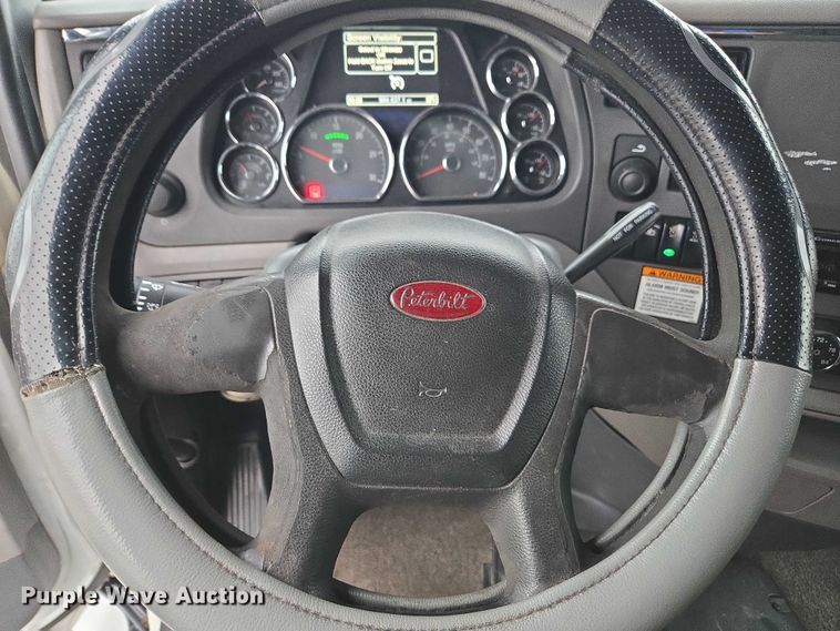 image for item DU2553 2015 Peterbilt 579 semi truck
