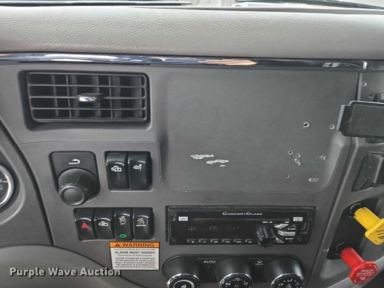 image for item DU2553 2015 Peterbilt 579 semi truck