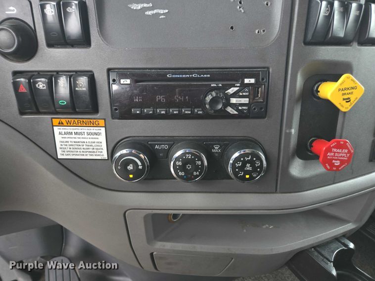 image for item DU2553 2015 Peterbilt 579 semi truck