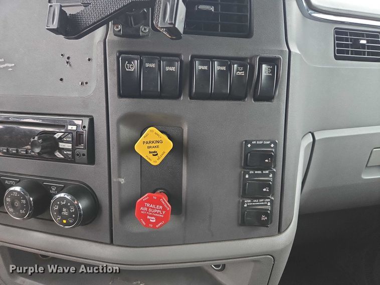 image for item DU2553 2015 Peterbilt 579 semi truck