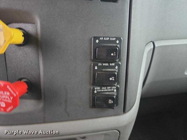 image for item DU2553 2015 Peterbilt 579 semi truck